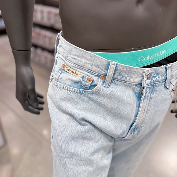 Calvin Klein Men Standard Straight Jeans - Picture 6 of 9